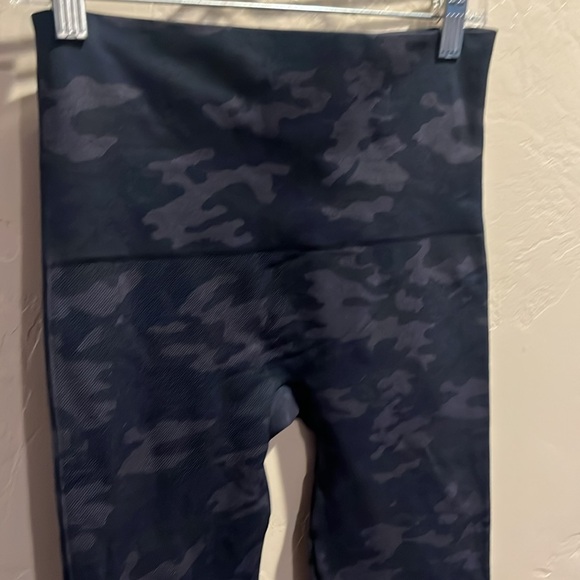 Spanx Look at Me Now Cropped Leggings in Black Grey Camo Print - Picture 5 of 10